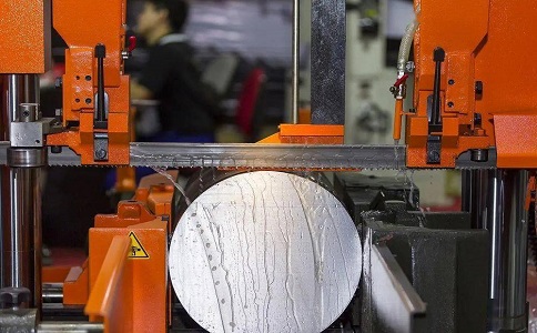 隆回立式金属带锯床切削出现跑带故障解决方法！